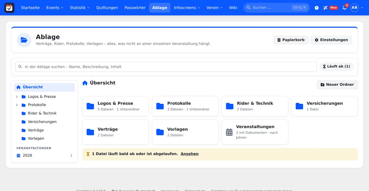 Ablage mit Ordnern für Logos, Protokolle, Rider und Verträge