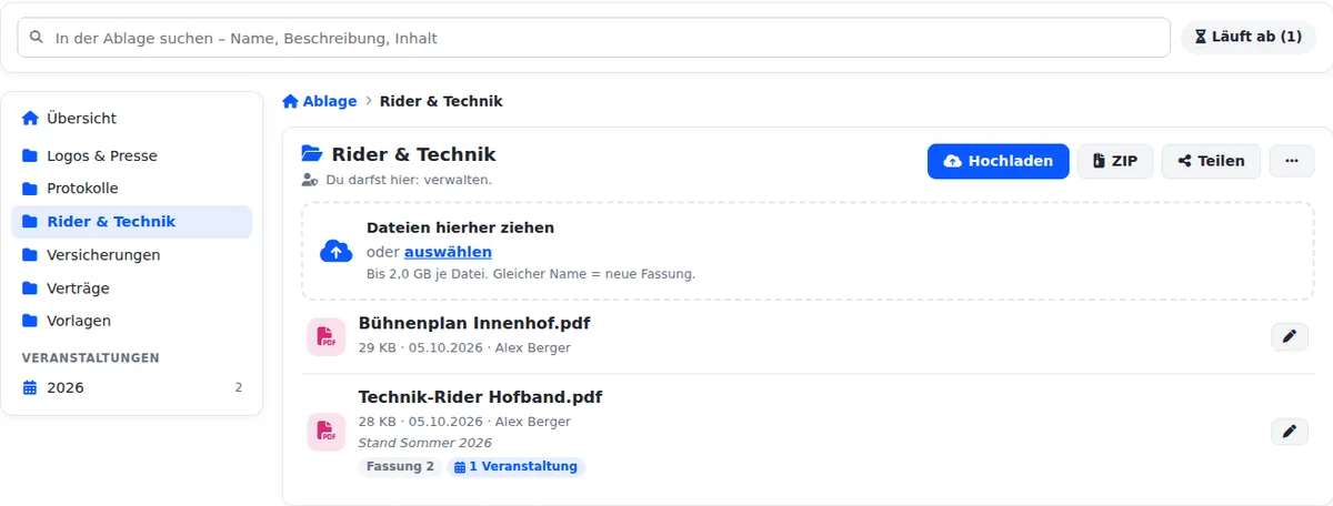 Ordner „Rider & Technik“ mit der Ordnerliste links, einem Feld zum Hineinziehen von Dateien und zwei PDFs, eines mit „Fassung 2“ und Verknüpfung zu einer Veranstaltung