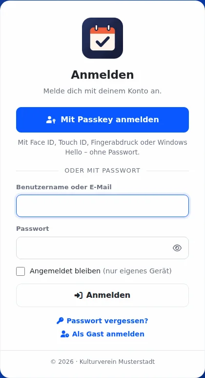 Anmeldeseite mit großem Knopf „Mit Passkey anmelden“ oben, Hinweis auf Face ID, Touch ID, Fingerabdruck oder Windows Hello und darunter „oder mit Passwort“ mit Benutzername und Passwort