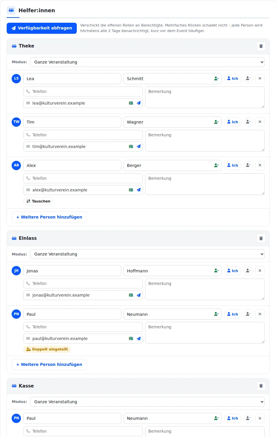 Helfer-Abschnitt einer Veranstaltung mit dem Knopf „Verfügbarkeit abfragen“ und den Rollen Theke, Einlass und Kasse, darin eingetragene Personen mit Profilbild, Telefon, Mail und Bemerkung sowie der Hinweis „Doppelt eingeteilt“