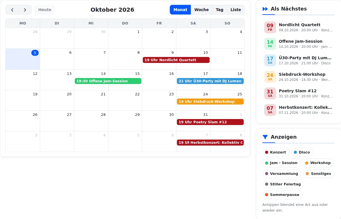 Monatsansicht Oktober 2026 mit farbigen Veranstaltungen, rechts die Liste „Als Nächstes“ und der Bereich „Anzeigen“ mit Event-Typen, stillem Feiertag und Sommerpause