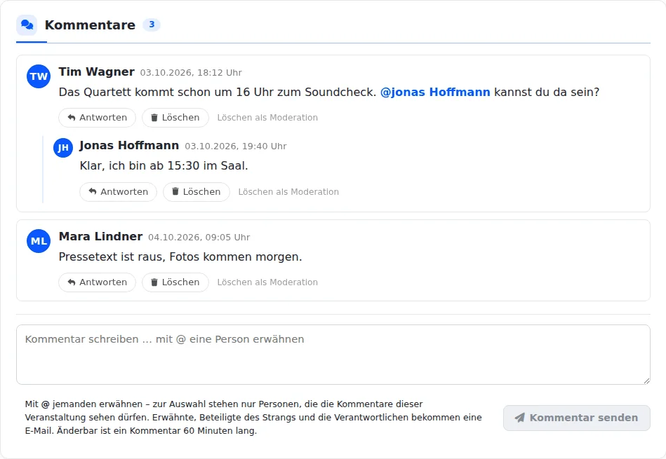 Abschnitt „Kommentare“ mit drei Beiträgen: Tim Wagner schreibt über den Soundcheck um 16 Uhr und erwähnt @jonas Hoffmann, der eingerückt antwortet; darunter ein Kommentar von Mara Lindner und das Feld „Kommentar schreiben … mit @ eine Person erwähnen“.