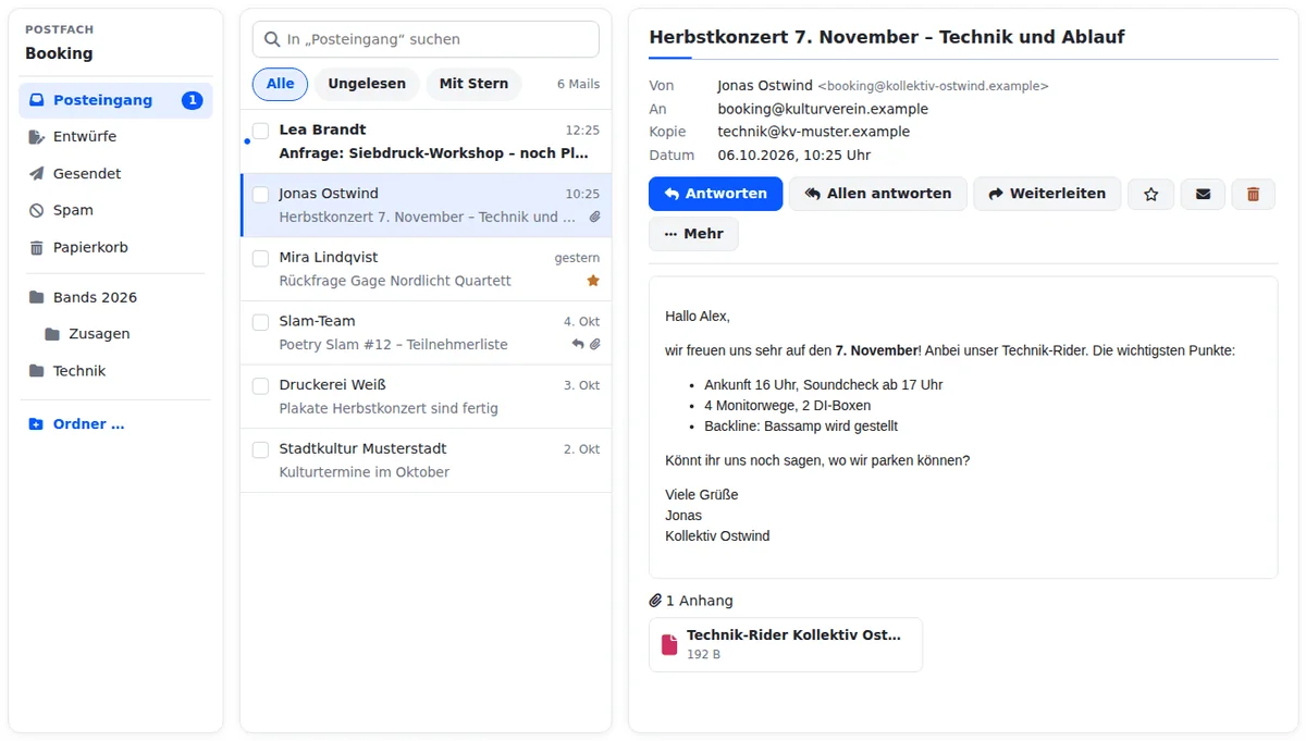 Postfach „Booking“ mit Ordnern links, sechs Mails in der Mitte und rechts der geöffneten Mail „Herbstkonzert 7. November“ samt Anhang und den Knöpfen Antworten, Allen antworten und Weiterleiten